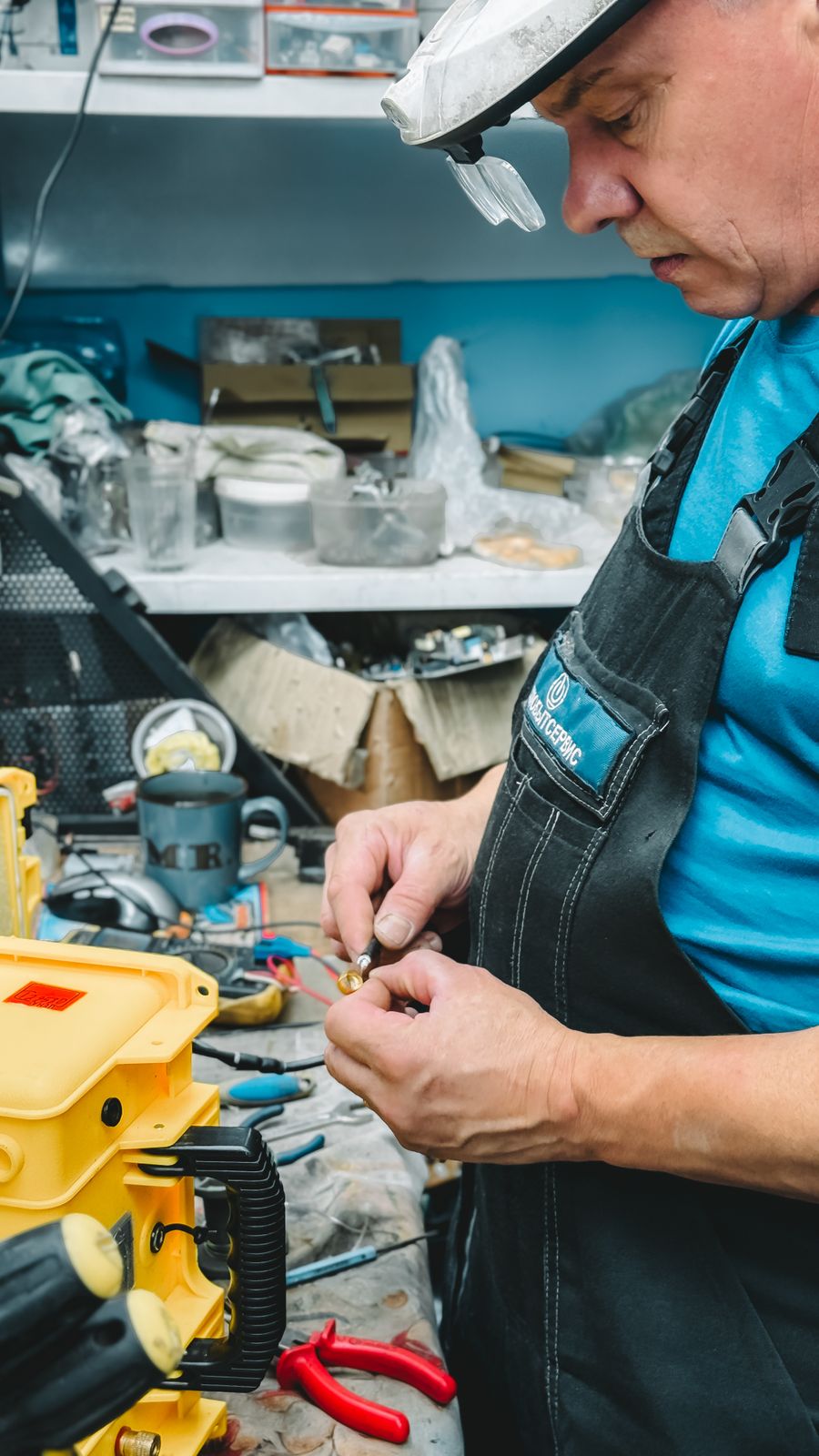Técnico da Super Lavadoras realizando o reparo de um equipamento